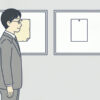 壁に掛かった二つの掲示板。左には古びた紙が一枚、右には真新しい紙が一枚貼られている
