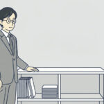 棚の二つの区画。左には書類が収まり、右は空になっている