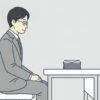 机に向かう人物の前に、届いた封筒の束が置かれている