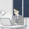 夜の自宅でノートパソコンに向かって話を聞く会社員
