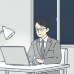 夜の自宅でノートパソコンに向かって話を聞く会社員